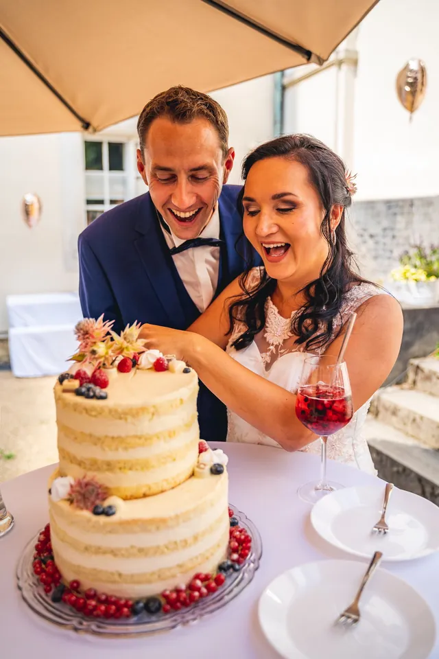 Brautpaar schneidet die Hochzeitstorte an