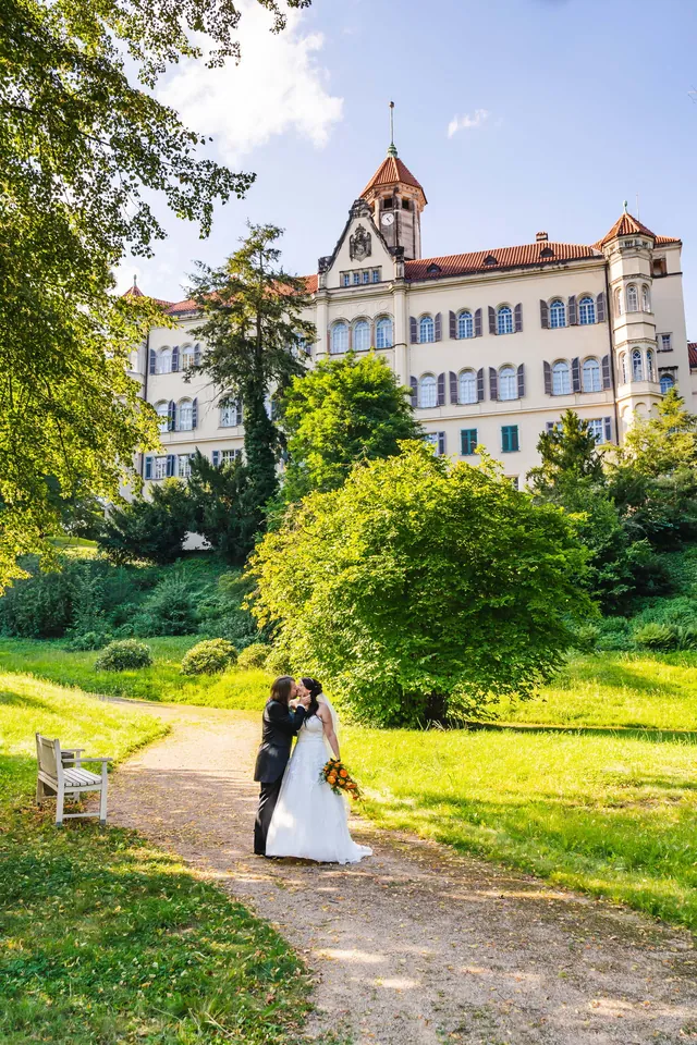 Brautpaar im Park vor dem Schloss