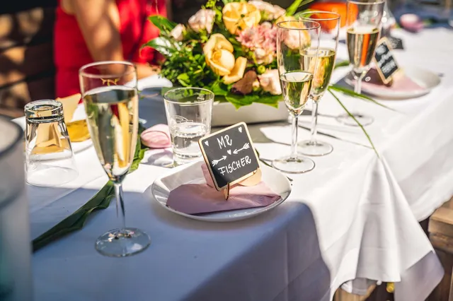 Gedeckter Hochzeitstisch mit Sektgläsern und Blumen