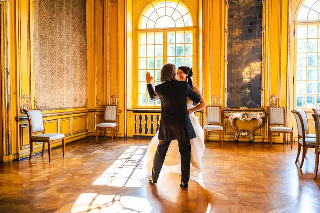 Brautpaar tanzt im gelben Saal